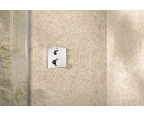Quadratischer Duschthermostat von Grohe an einer gefliesten Wand montiert