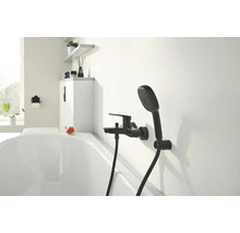Badezimmer mit schwarzer Badewannenarmatur und Handbrause an der Wand