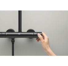 Detailaufnahme einer Hand, die eine thermostatische Duscharmatur von Grohe bedient