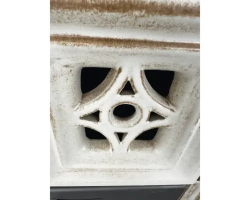 Nahaufnahme eines weißen Zierelements mit einem geometrischen Muster