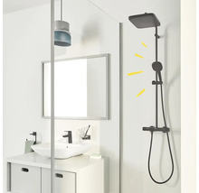 Badezimmer mit Waschtisch, Spiegel und Duschsäule