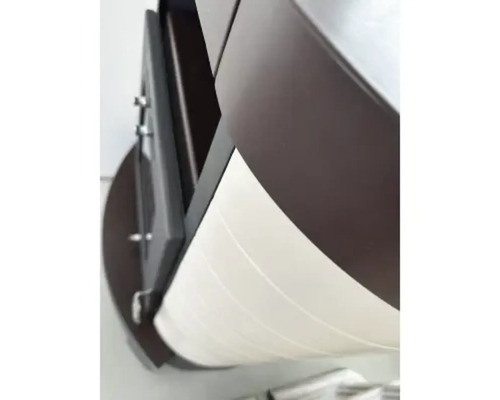 Detailansicht eines Badezimmerschranks mit Schubladen