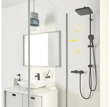 Badezimmer mit Waschbecken, Spiegel und Duschsäule