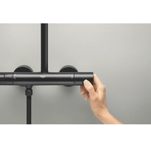Aufnahme einer Hand, die einen Duschthermostat von Grohe bedient