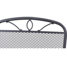 Detailansicht einer Gartenstuhl-Rückenlehne aus Metall