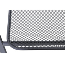 Detailansicht eines Metallgittertisches für den Außenbereich