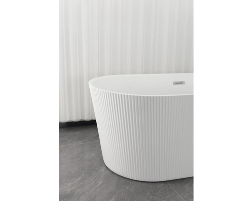 Freistehende Badewanne mit gerippter Oberfläche im Badezimmer