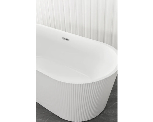 Freistehende Badewanne mit gerippter Außenseite.