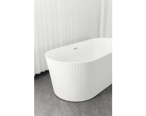 Freistehende Badewanne mit gerippter Oberfläche im Badezimmer