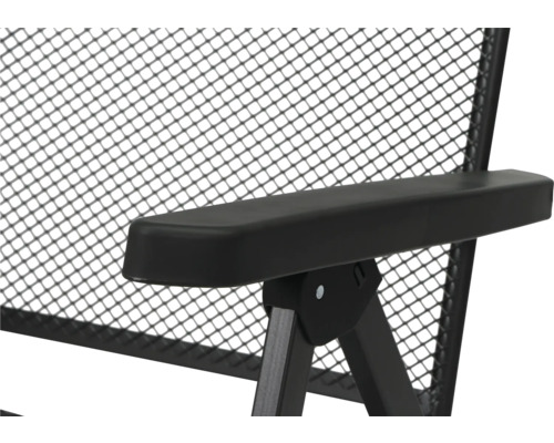 Detailansicht eines Metallgartenstuhls mit Armlehne und Gitterstruktur