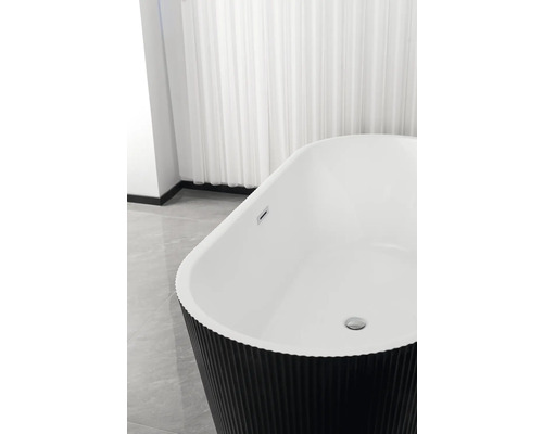 Freistehende Badewanne mit gerippter Außenseite und Ablauf