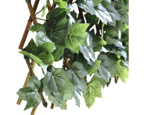 Künstlicher Efeu auf Holzgitter zur Dekoration