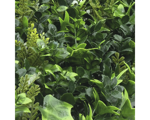 Künstliche grüne Pflanzenwand für den Innen- und Außenbereich.