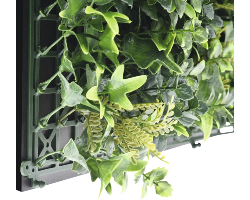 Künstliche Pflanzenwand mit verschiedenen grünen Blättern