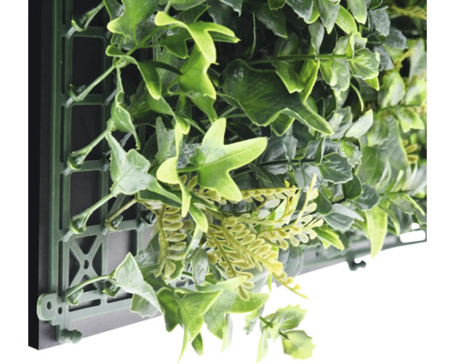 Künstliche Pflanzenwand mit grünen Blättern