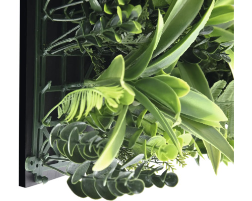 Detailaufnahme einer künstlichen Pflanzenwand mit verschiedenen Grüntönen