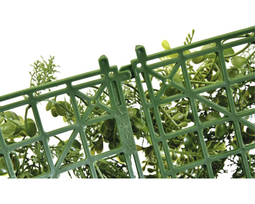 Detailaufnahme eines Kunststoffgitters mit Befestigungsmechanismus und grünen Dekorpflanzen.