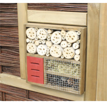 Insektenhotel aus Holz mit verschiedenen Füllmaterialien