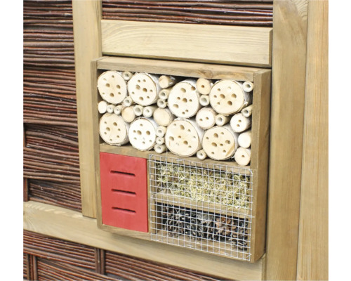 Insektenhotel aus Holz mit verschiedenen Füllmaterialien