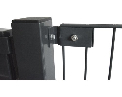 Detailansicht eines Zaunpfostens mit Befestigungselementen und Schrauben.