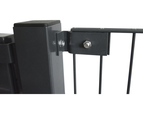 Detailansicht eines Zaunpfostens mit angeschraubtem Zaunelement.