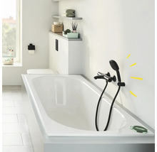 Badezimmer mit Badewanne und Armatur