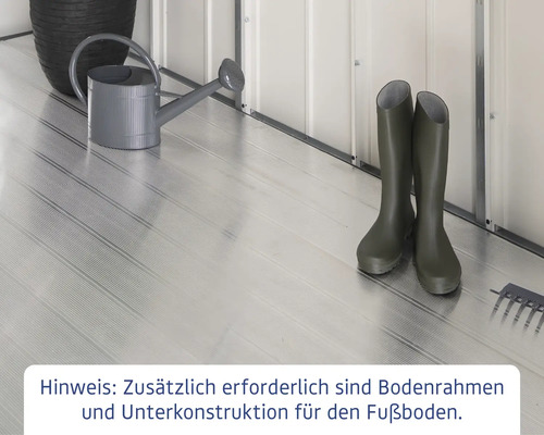 Bodenansicht eines Gartenhauses mit Gießkanne, Gummistiefeln und Rechen