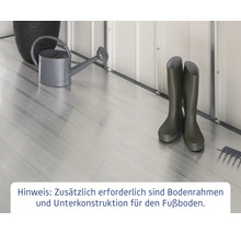 Gartenambiente mit Gießkanne, Gummistiefeln und Rechen auf einem Boden