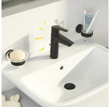 Waschbecken mit Armatur, Seifenschale und Zahnputzbecher