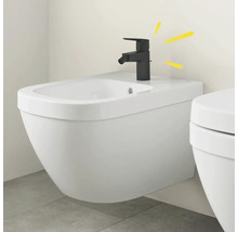 Weißes wandhängendes Bidet mit schwarzem Wasserhahn