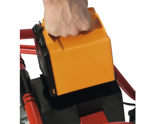 Hand setzt Akku in ein Gartengerät ein