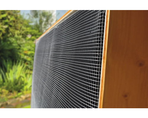 Detailansicht eines Insektenschutzgitters mit Holzrahmen