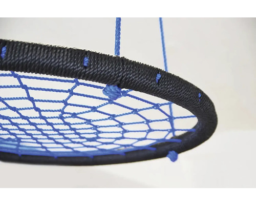 Detailansicht einer Nestschaukel mit schwarzem Rahmen und blauem Netz