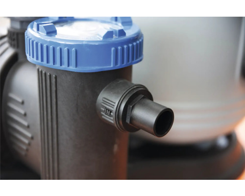 Detail einer Poolpumpe mit blauem Deckel und schwarzem Anschlussstück
