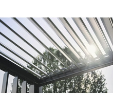 Detailansicht einer Terrassenüberdachung mit verstellbaren Lamellen