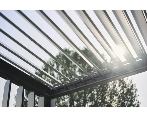 Detailansicht einer Terrassenüberdachung mit verstellbaren Lamellen