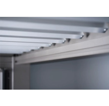 Detailaufnahme eines Metallregalsystems