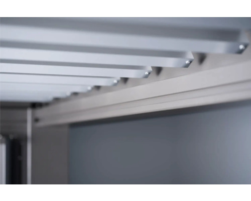 Detailaufnahme eines Metallregalsystems