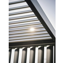 Detailansicht einer Aluminium Pergola mit verstellbaren Lamellen zur Steuerung des Lichteinfalls