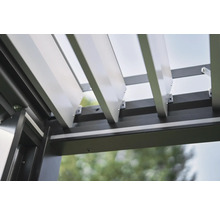 Detailansicht einer grauen Terrassenüberdachung mit Lamellen
