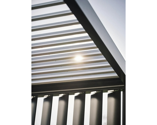 Detailansicht einer Terrassenüberdachung mit verstellbaren Lamellen zur Beschattung