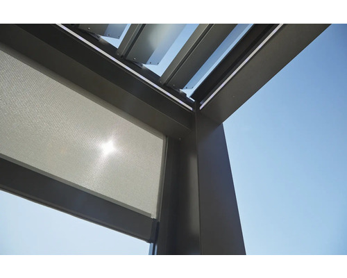 Detailansicht einer Terrassenüberdachung mit Sonnenschutz und Lamellen