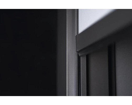 Detailansicht einer Fensterscheibe mit Fensterrahmen.