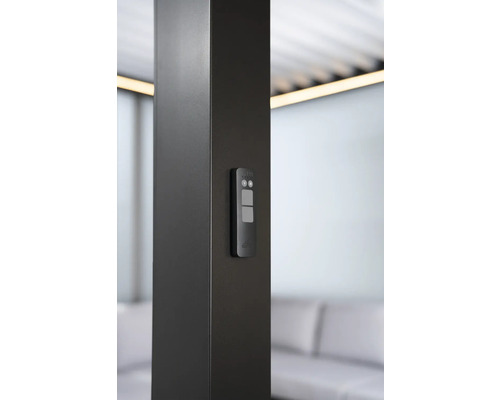 Detailaufnahme einer Pergola-Säule mit montierter Fernbedienung