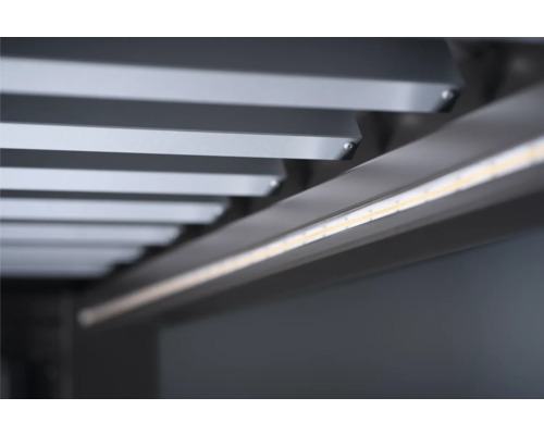 Nahaufnahme einer Deckenkonstruktion mit LED-Beleuchtung