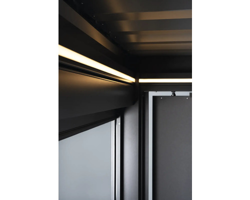 Detailansicht einer modernen Terrassenüberdachung mit integrierter Beleuchtung