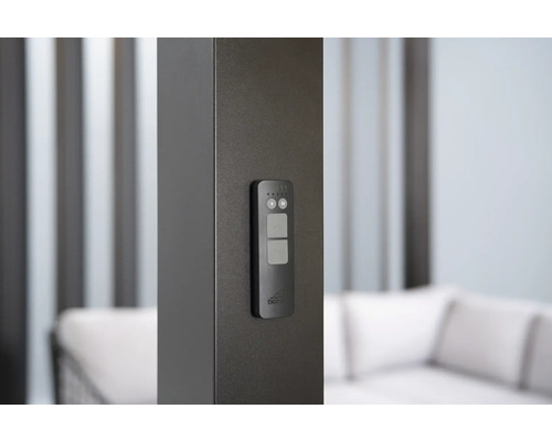 Nahaufnahme einer Biossun Fernbedienung an einem Biossun-Pfosten