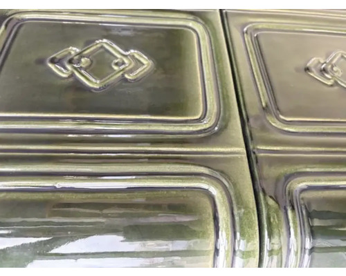 Nahaufnahme von Ofenkacheln mit Reliefmuster