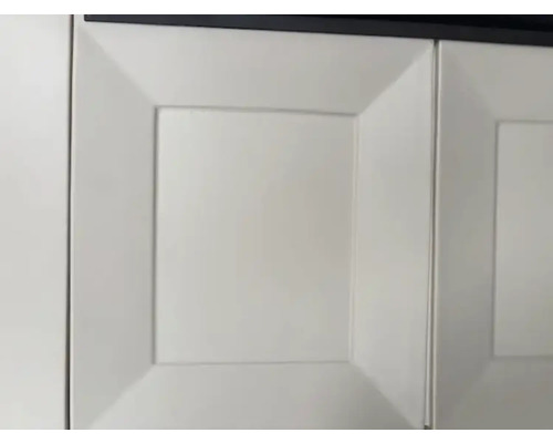 Detailaufnahme von Schranktüren mit Rahmenoptik.