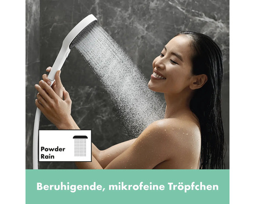 Frau unter der Dusche mit Handbrause und Powder Rain Strahlart